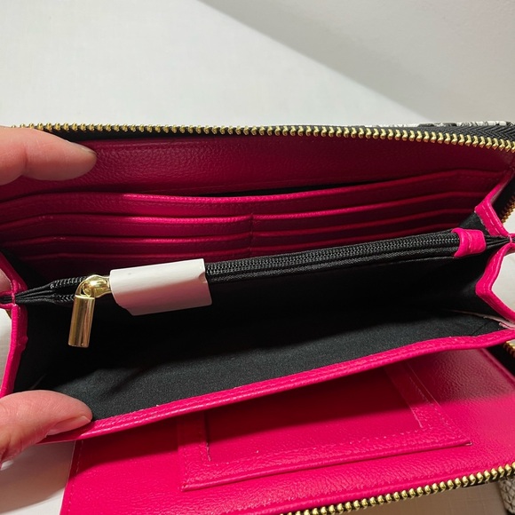 New Betsey Johnson Black and White Snake Print Wristlet Wallet. Card slots - Picture 7 of 7